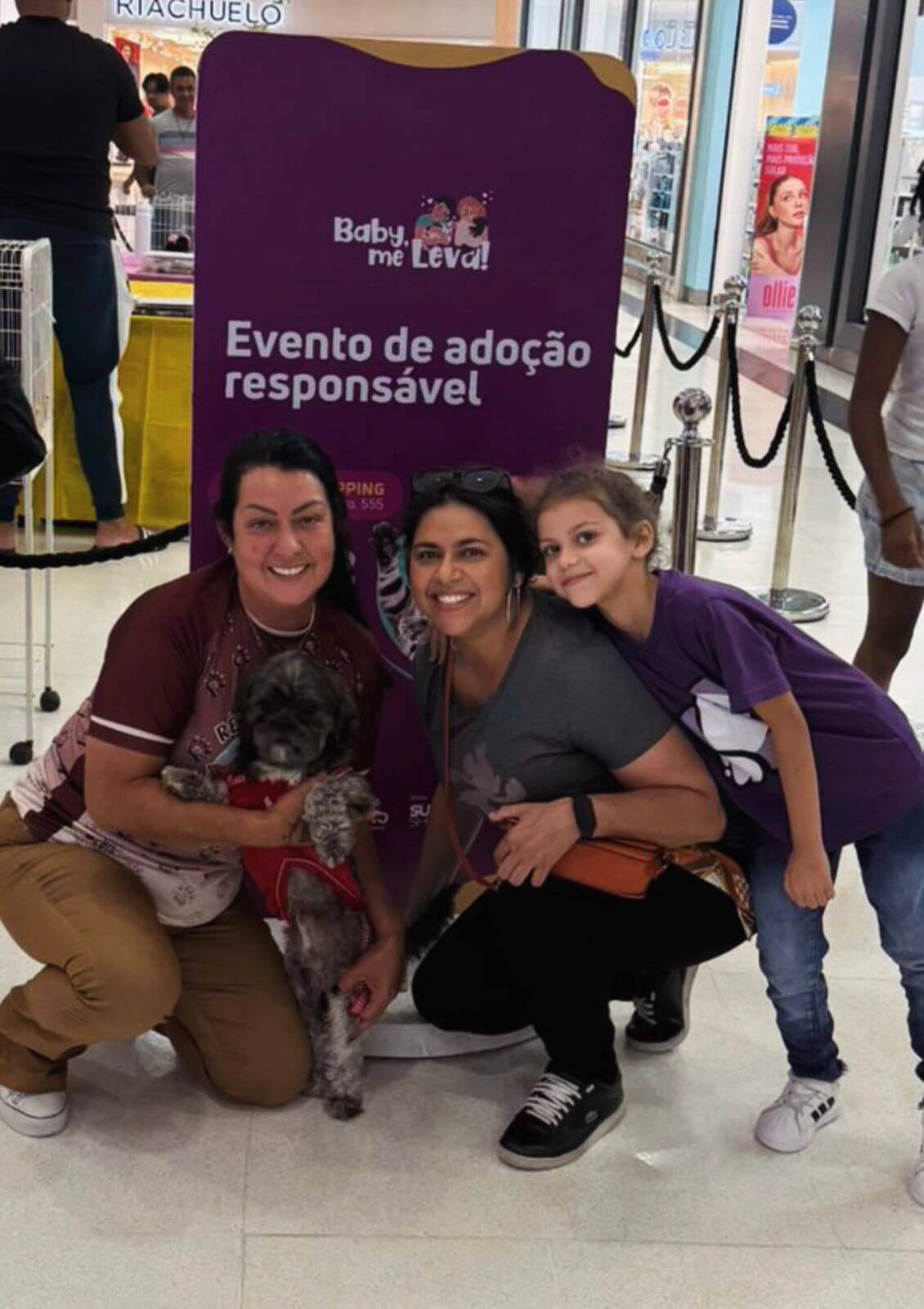Adotante com o animal adotado no Refúgio da Tia Rê