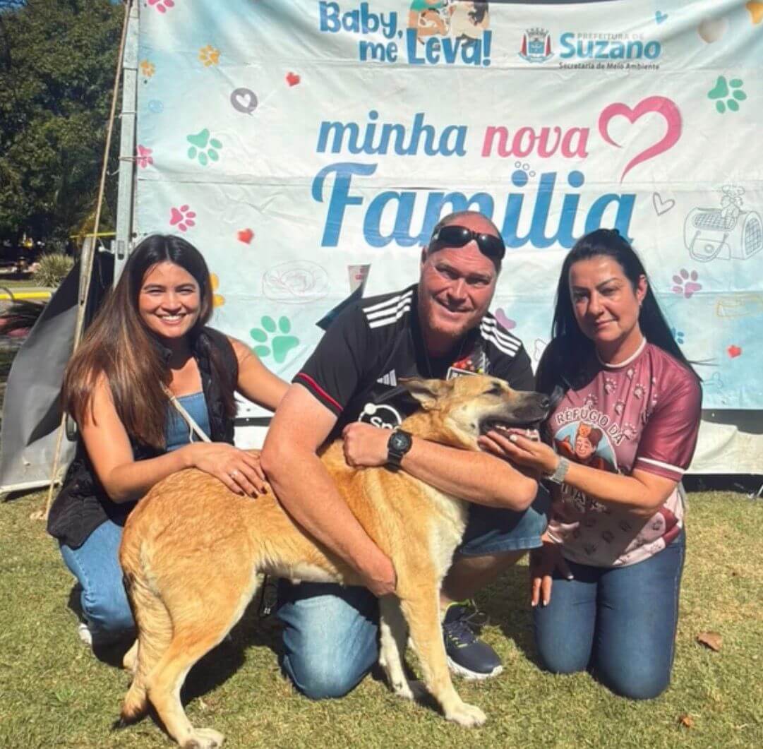 Adotante com o animal adotado no Refúgio da Tia Rê